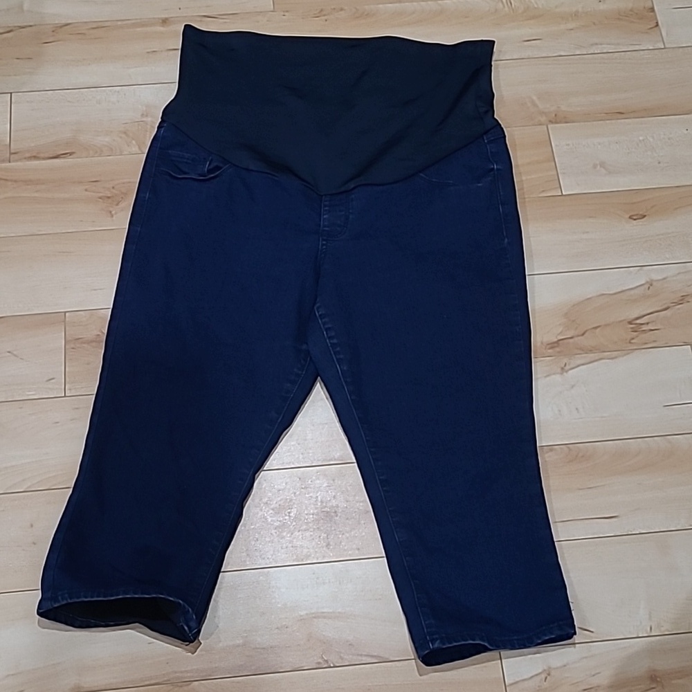 Thyme women's size large blue jeans long shorts/carpis